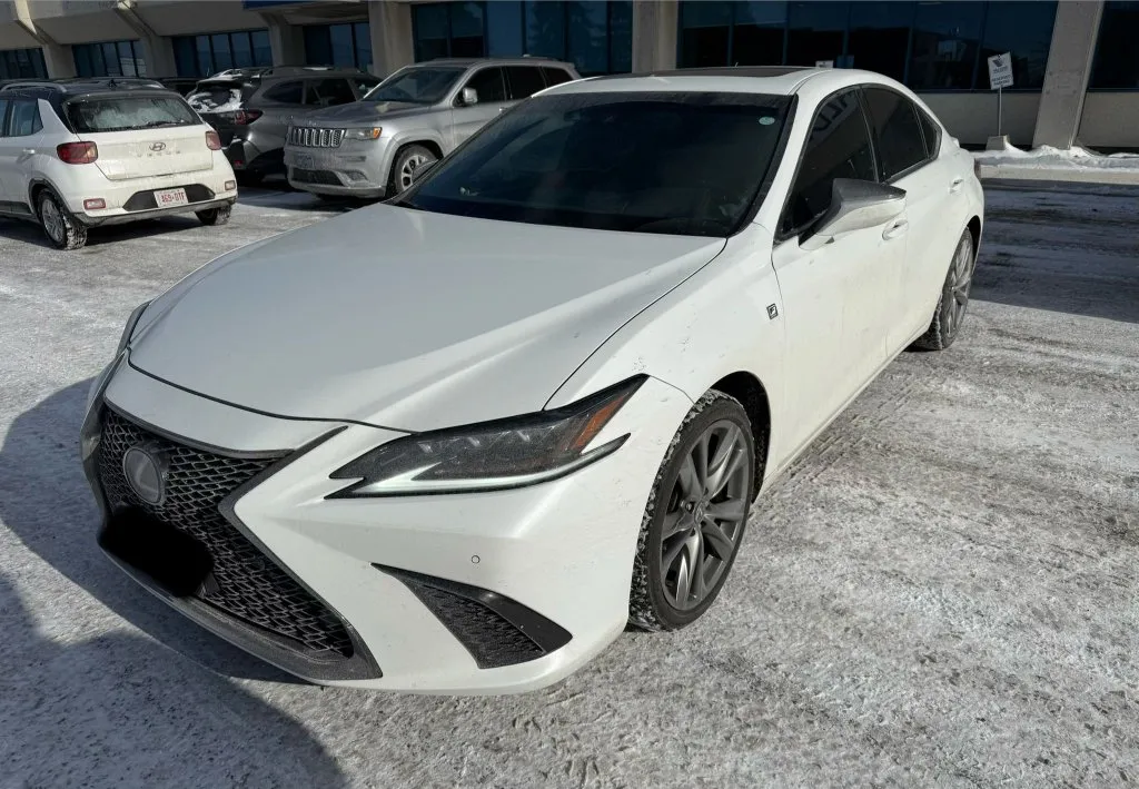 A white Lexus ES